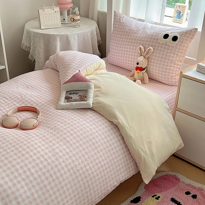 91家纺网 家纺一手货源 找家纺 桃心家居 2025新款A类学生床三件套亲肤舒适软糯云柔水洗棉大眼睛毛巾绣混搭格子撞色系列四件套 云柔水洗棉-大眼粉小格奶黄