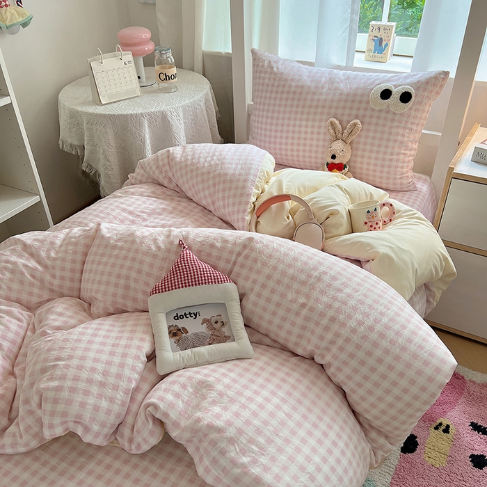 91家纺网 家纺一手货源 找家纺 桃心家居 2025新款A类学生床三件套亲肤舒适软糯云柔水洗棉大眼睛毛巾绣混搭格子撞色系列四件套 云柔水洗棉-大眼粉小格奶黄