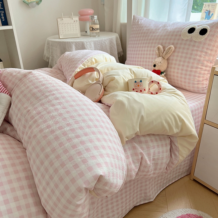 91家纺网 家纺一手货源 找家纺 桃心家居 2025新款A类学生床三件套亲肤舒适软糯云柔水洗棉大眼睛毛巾绣混搭格子撞色系列四件套 云柔水洗棉-大眼粉小格奶黄