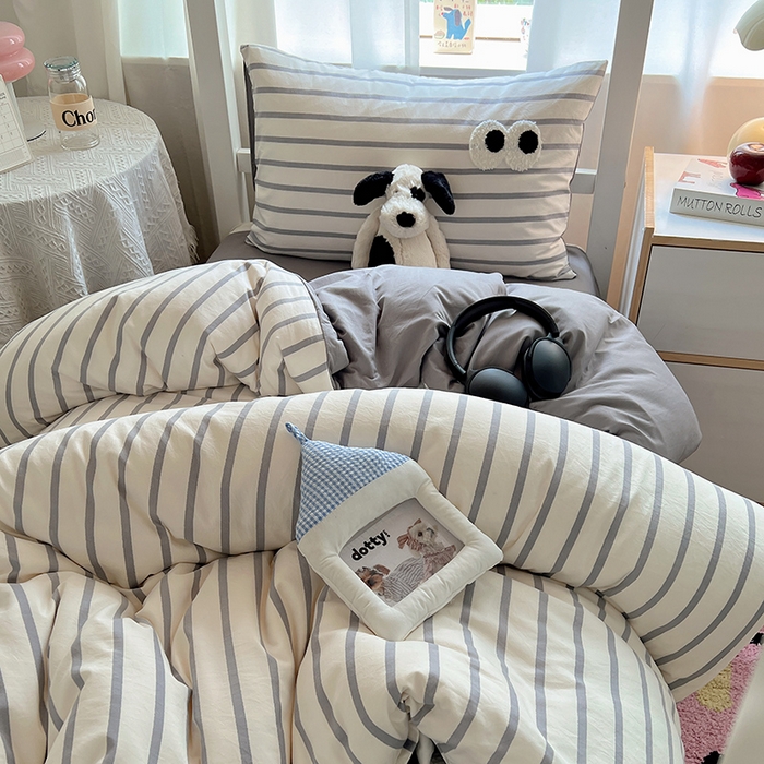 91家纺网 家纺一手货源 找家纺 桃心家居 2025新款A类学生床三件套亲肤舒适软糯云柔水洗棉大眼睛毛巾绣混搭格子撞色系列四件套 云柔水洗棉-大眼灰条拿铁