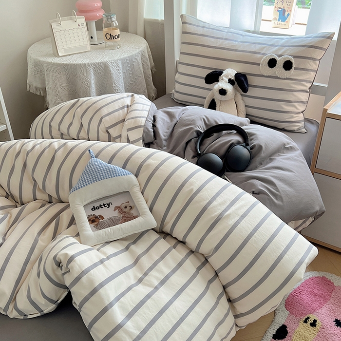 91家纺网 家纺一手货源 找家纺 桃心家居 2025新款A类学生床三件套亲肤舒适软糯云柔水洗棉大眼睛毛巾绣混搭格子撞色系列四件套 云柔水洗棉-大眼灰条拿铁