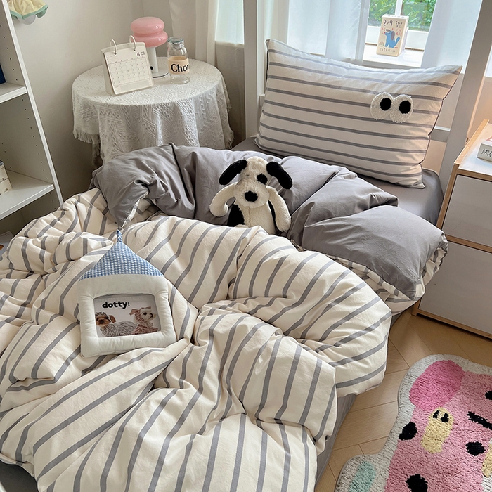 91家纺网 家纺一手货源 找家纺 桃心家居 2025新款A类学生床三件套亲肤舒适软糯云柔水洗棉大眼睛毛巾绣混搭格子撞色系列四件套 云柔水洗棉-大眼灰条拿铁