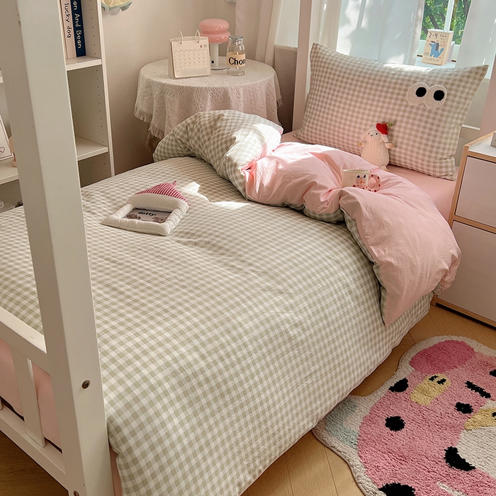 91家纺网 家纺一手货源 找家纺 桃心家居 2025新款A类学生床三件套亲肤舒适软糯云柔水洗棉大眼睛毛巾绣混搭格子撞色系列四件套 云柔水洗棉-大眼绿格粉粉