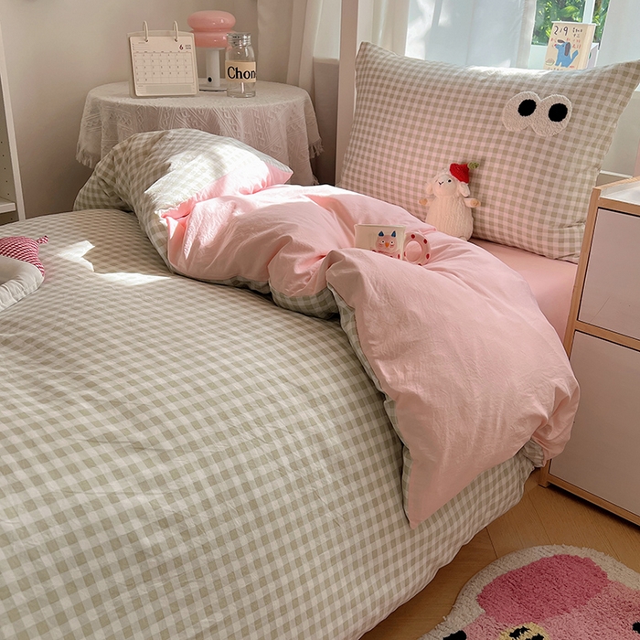 91家纺网 家纺一手货源 找家纺 桃心家居 2025新款A类学生床三件套亲肤舒适软糯云柔水洗棉大眼睛毛巾绣混搭格子撞色系列四件套 云柔水洗棉-大眼绿格粉粉