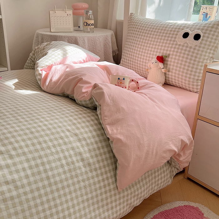91家纺网 家纺一手货源 找家纺 桃心家居 2025新款A类学生床三件套亲肤舒适软糯云柔水洗棉大眼睛毛巾绣混搭格子撞色系列四件套 云柔水洗棉-大眼绿格粉粉