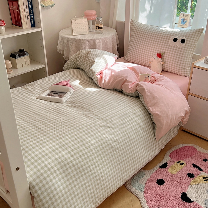 91家纺网 家纺一手货源 找家纺 桃心家居 2025新款A类学生床三件套亲肤舒适软糯云柔水洗棉大眼睛毛巾绣混搭格子撞色系列四件套 云柔水洗棉-大眼绿格粉粉