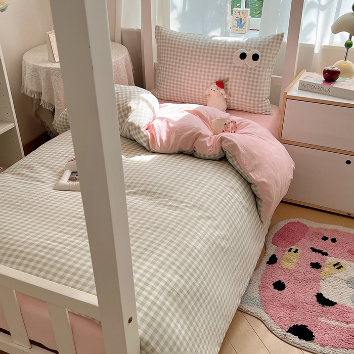 91家纺网 家纺一手货源 找家纺 桃心家居 2025新款A类学生床三件套亲肤舒适软糯云柔水洗棉大眼睛毛巾绣混搭格子撞色系列四件套 云柔水洗棉-大眼绿格粉粉