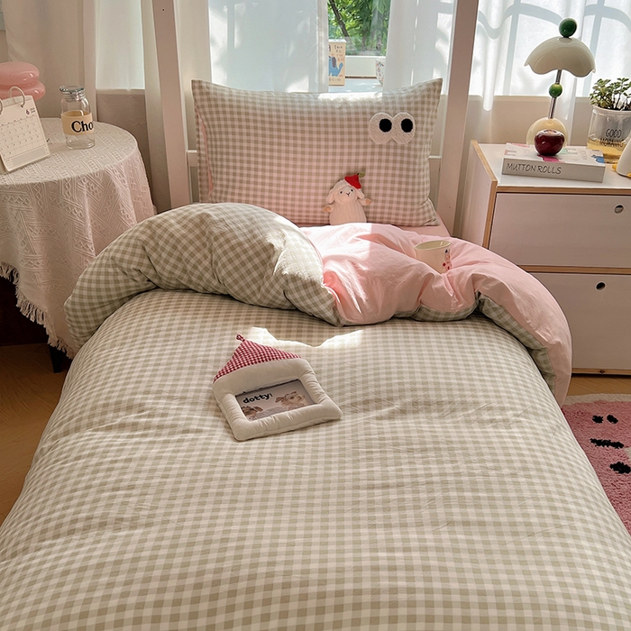91家纺网 家纺一手货源 找家纺 桃心家居 2025新款A类学生床三件套亲肤舒适软糯云柔水洗棉大眼睛毛巾绣混搭格子撞色系列四件套 云柔水洗棉-大眼绿格粉粉