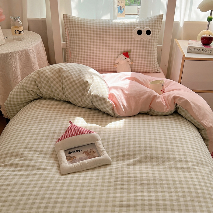 91家纺网 家纺一手货源 找家纺 桃心家居 2025新款A类学生床三件套亲肤舒适软糯云柔水洗棉大眼睛毛巾绣混搭格子撞色系列四件套 云柔水洗棉-大眼绿格粉粉