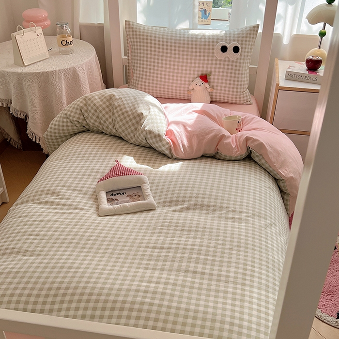 91家纺网 家纺一手货源 找家纺 桃心家居 2025新款A类学生床三件套亲肤舒适软糯云柔水洗棉大眼睛毛巾绣混搭格子撞色系列四件套 云柔水洗棉-大眼绿格粉粉
