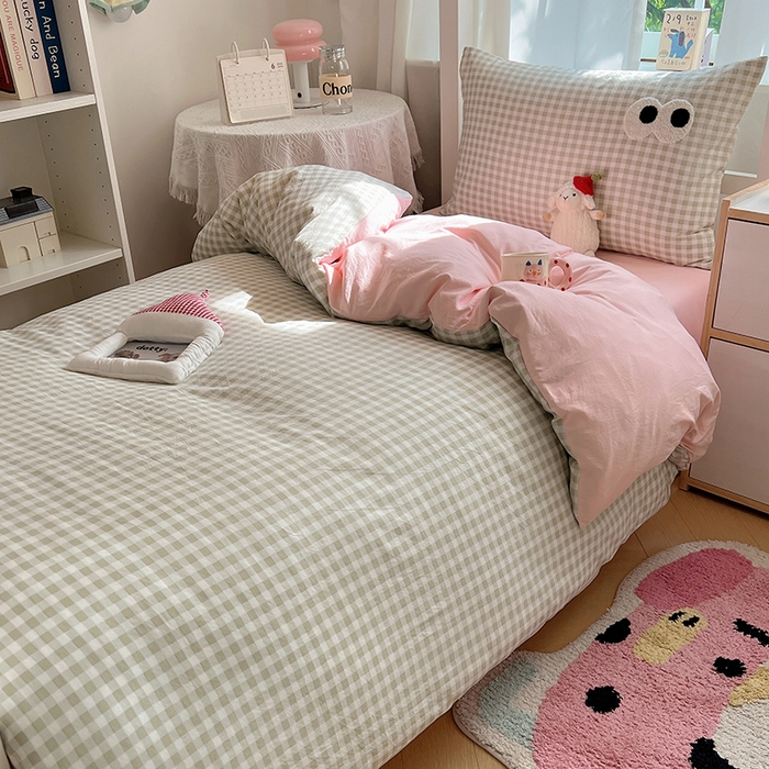 91家纺网 家纺一手货源 找家纺 桃心家居 2025新款A类学生床三件套亲肤舒适软糯云柔水洗棉大眼睛毛巾绣混搭格子撞色系列四件套 云柔水洗棉-大眼绿格粉粉
