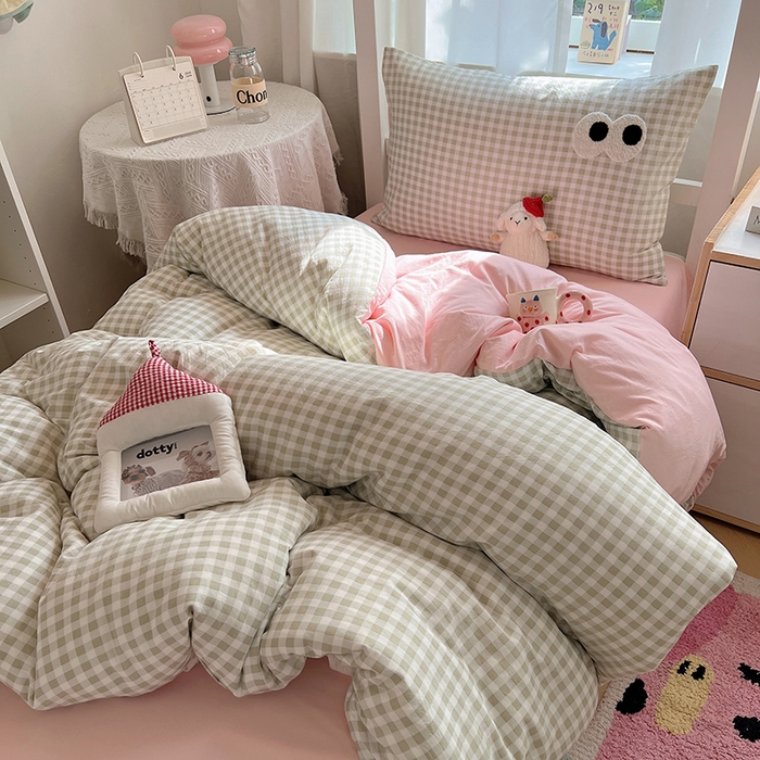 91家纺网 家纺一手货源 找家纺 桃心家居 2025新款A类学生床三件套亲肤舒适软糯云柔水洗棉大眼睛毛巾绣混搭格子撞色系列四件套 云柔水洗棉-大眼绿格粉粉