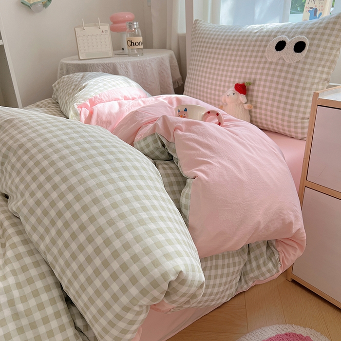 91家纺网 家纺一手货源 找家纺 桃心家居 2025新款A类学生床三件套亲肤舒适软糯云柔水洗棉大眼睛毛巾绣混搭格子撞色系列四件套 云柔水洗棉-大眼绿格粉粉