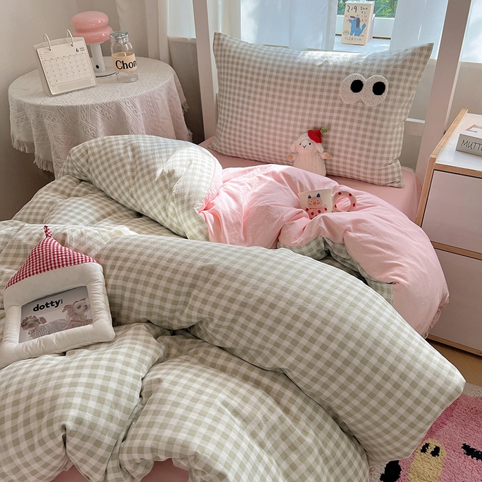 91家纺网 家纺一手货源 找家纺 桃心家居 2025新款A类学生床三件套亲肤舒适软糯云柔水洗棉大眼睛毛巾绣混搭格子撞色系列四件套 云柔水洗棉-大眼绿格粉粉