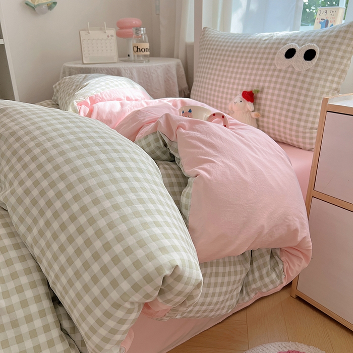 91家纺网 家纺一手货源 找家纺 桃心家居 2025新款A类学生床三件套亲肤舒适软糯云柔水洗棉大眼睛毛巾绣混搭格子撞色系列四件套 云柔水洗棉-大眼绿格粉粉