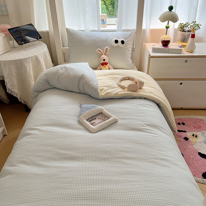 91家纺网 家纺一手货源 找家纺 桃心家居 2025新款A类学生床三件套亲肤舒适软糯云柔水洗棉大眼睛毛巾绣混搭格子撞色系列四件套 云柔水洗棉-大眼奶黄小蓝格2