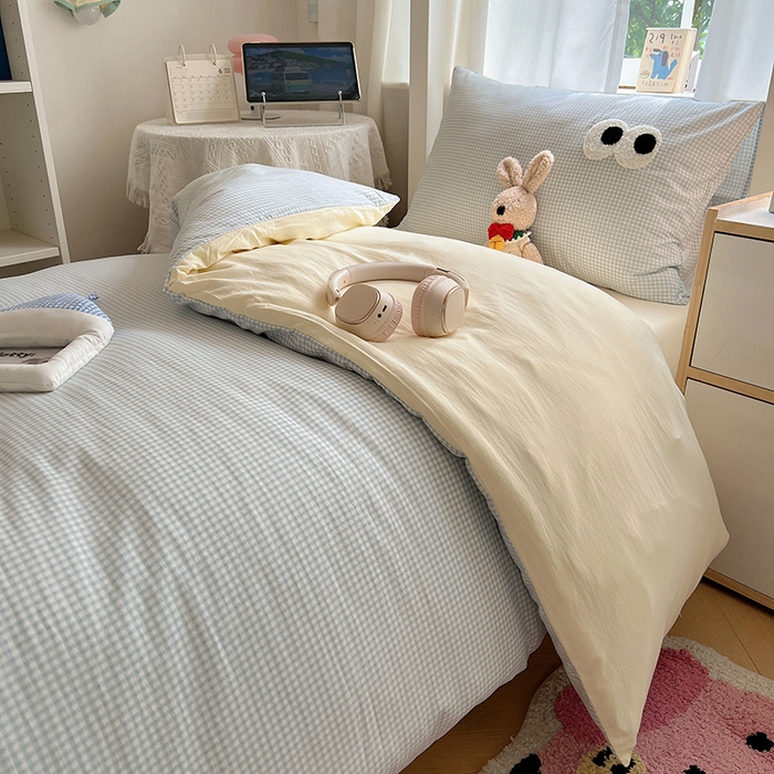 91家纺网 家纺一手货源 找家纺 桃心家居 2025新款A类学生床三件套亲肤舒适软糯云柔水洗棉大眼睛毛巾绣混搭格子撞色系列四件套 云柔水洗棉-大眼奶黄小蓝格2