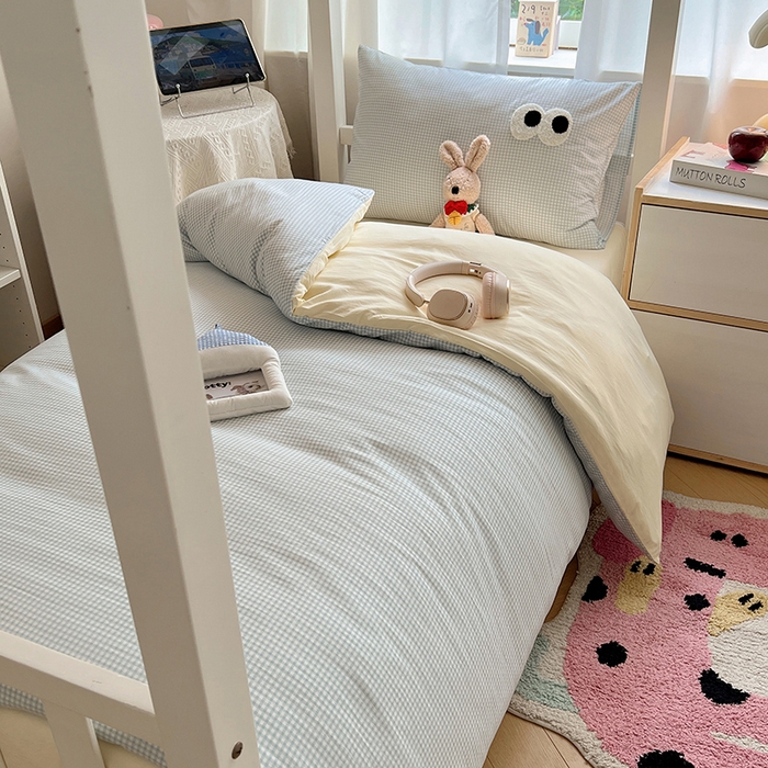 91家纺网 家纺一手货源 找家纺 桃心家居 2025新款A类学生床三件套亲肤舒适软糯云柔水洗棉大眼睛毛巾绣混搭格子撞色系列四件套 云柔水洗棉-大眼奶黄小蓝格2