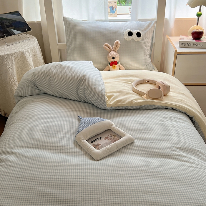 91家纺网 家纺一手货源 找家纺 桃心家居 2025新款A类学生床三件套亲肤舒适软糯云柔水洗棉大眼睛毛巾绣混搭格子撞色系列四件套 云柔水洗棉-大眼奶黄小蓝格2