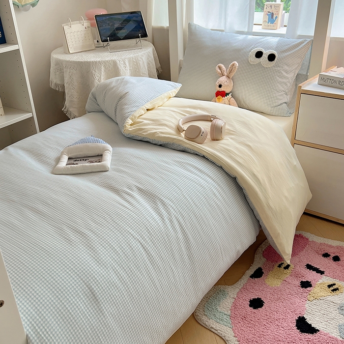 91家纺网 家纺一手货源 找家纺 桃心家居 2025新款A类学生床三件套亲肤舒适软糯云柔水洗棉大眼睛毛巾绣混搭格子撞色系列四件套 云柔水洗棉-大眼奶黄小蓝格2