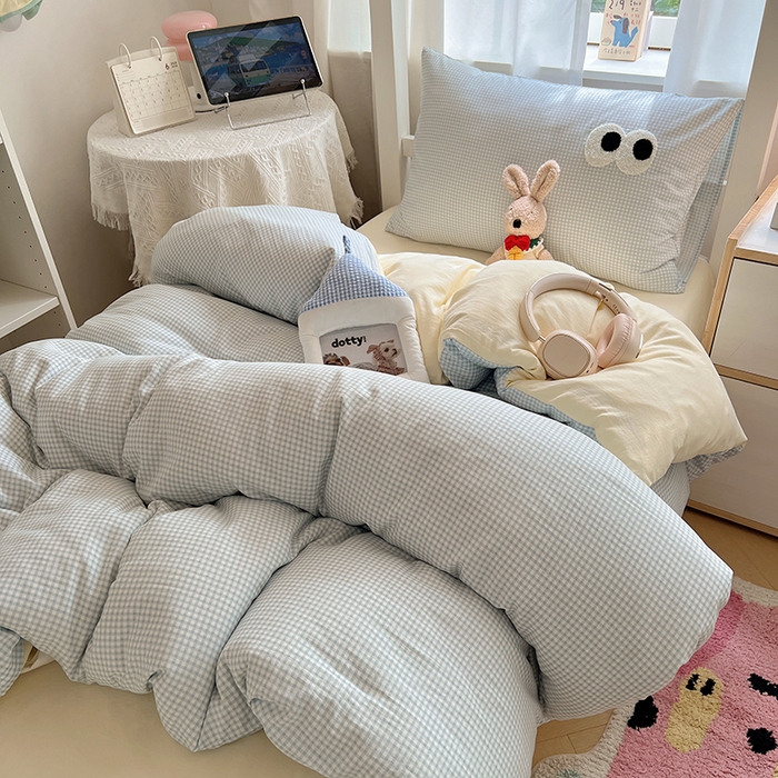 91家纺网 家纺一手货源 找家纺 桃心家居 2025新款A类学生床三件套亲肤舒适软糯云柔水洗棉大眼睛毛巾绣混搭格子撞色系列四件套 云柔水洗棉-大眼奶黄小蓝格2