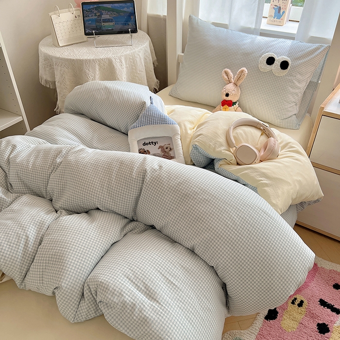 91家纺网 家纺一手货源 找家纺 桃心家居 2025新款A类学生床三件套亲肤舒适软糯云柔水洗棉大眼睛毛巾绣混搭格子撞色系列四件套 云柔水洗棉-大眼奶黄小蓝格2