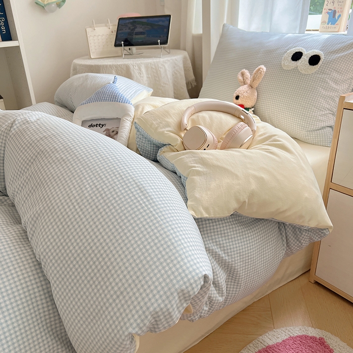 91家纺网 家纺一手货源 找家纺 桃心家居 2025新款A类学生床三件套亲肤舒适软糯云柔水洗棉大眼睛毛巾绣混搭格子撞色系列四件套 云柔水洗棉-大眼奶黄小蓝格2