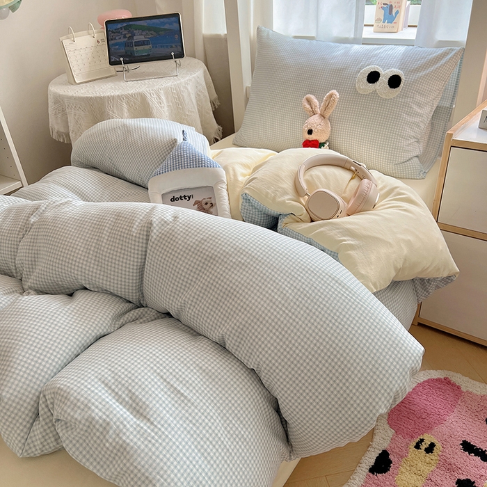 91家纺网 家纺一手货源 找家纺 桃心家居 2025新款A类学生床三件套亲肤舒适软糯云柔水洗棉大眼睛毛巾绣混搭格子撞色系列四件套 云柔水洗棉-大眼奶黄小蓝格2