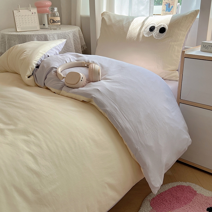 91家纺网 家纺一手货源 找家纺 桃心家居 2025新款A类学生床三件套亲肤舒适软糯云柔水洗棉大眼睛毛巾绣混搭格子撞色系列四件套 云柔水洗棉-大眼奶油葡萄