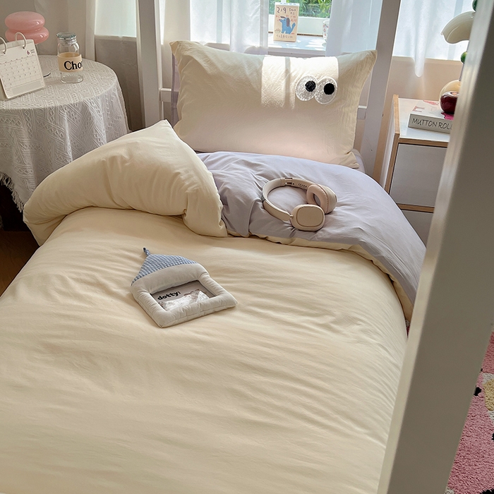 91家纺网 家纺一手货源 找家纺 桃心家居 2025新款A类学生床三件套亲肤舒适软糯云柔水洗棉大眼睛毛巾绣混搭格子撞色系列四件套 云柔水洗棉-大眼奶油葡萄