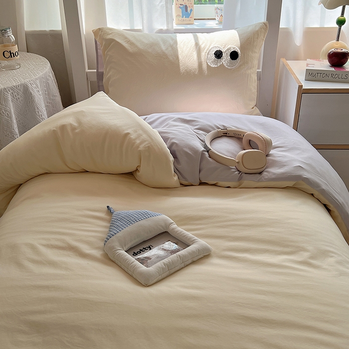 91家纺网 家纺一手货源 找家纺 桃心家居 2025新款A类学生床三件套亲肤舒适软糯云柔水洗棉大眼睛毛巾绣混搭格子撞色系列四件套 云柔水洗棉-大眼奶油葡萄