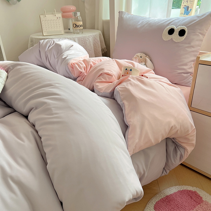 91家纺网 家纺一手货源 找家纺 桃心家居 2025新款A类学生床三件套亲肤舒适软糯云柔水洗棉大眼睛毛巾绣混搭格子撞色系列四件套 云柔水洗棉-大眼葡萄粉桃