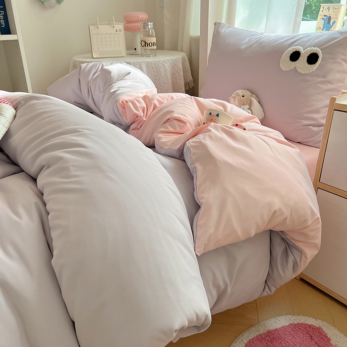 91家纺网 家纺一手货源 找家纺 桃心家居 2025新款A类学生床三件套亲肤舒适软糯云柔水洗棉大眼睛毛巾绣混搭格子撞色系列四件套 云柔水洗棉-大眼葡萄粉桃