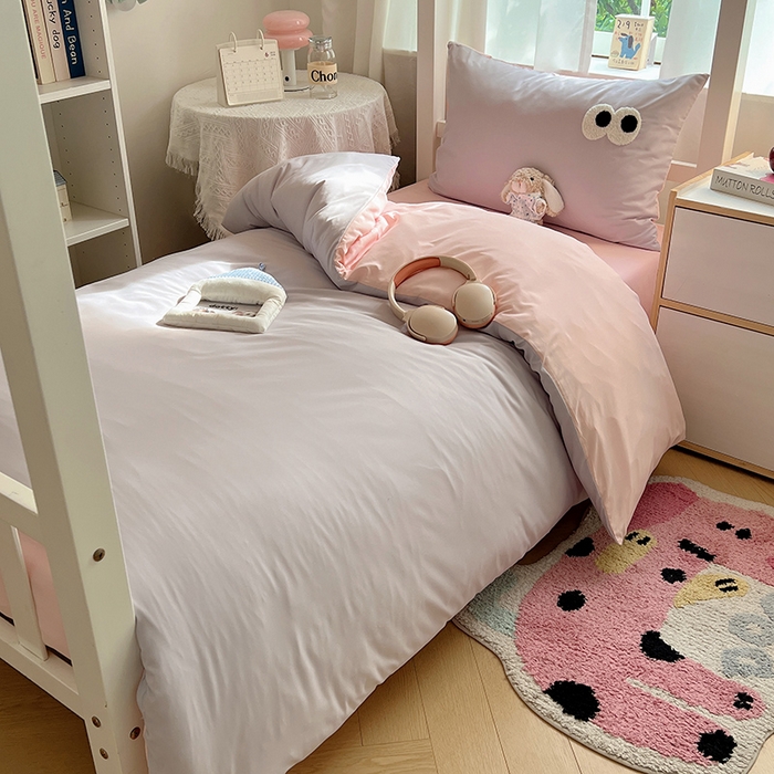 91家纺网 家纺一手货源 找家纺 桃心家居 2025新款A类学生床三件套亲肤舒适软糯云柔水洗棉大眼睛毛巾绣混搭格子撞色系列四件套 云柔水洗棉-大眼葡萄粉桃