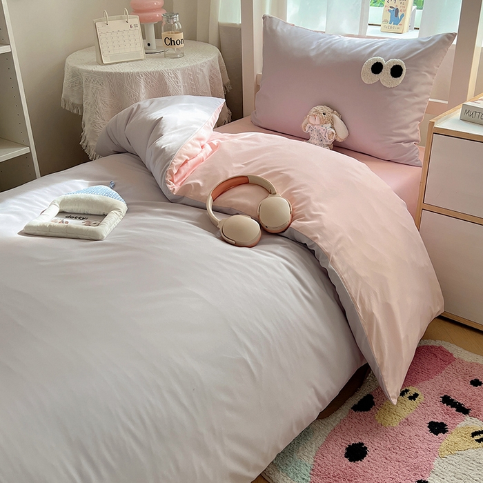 91家纺网 家纺一手货源 找家纺 桃心家居 2025新款A类学生床三件套亲肤舒适软糯云柔水洗棉大眼睛毛巾绣混搭格子撞色系列四件套 云柔水洗棉-大眼葡萄粉桃