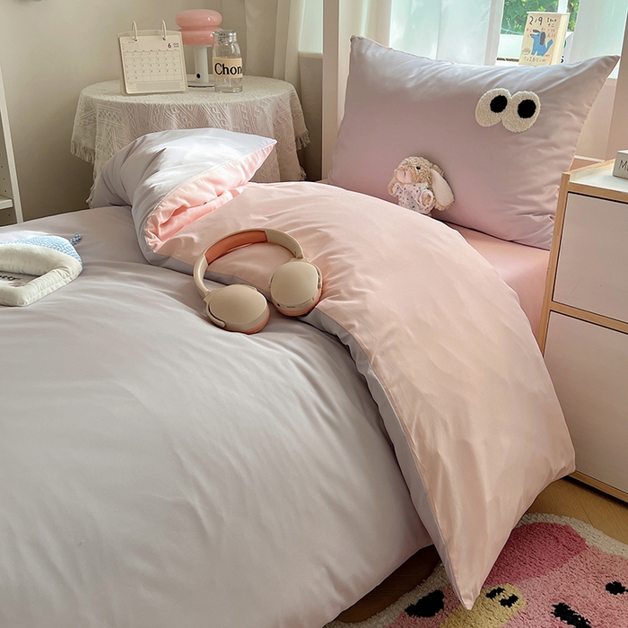 91家纺网 家纺一手货源 找家纺 桃心家居 2025新款A类学生床三件套亲肤舒适软糯云柔水洗棉大眼睛毛巾绣混搭格子撞色系列四件套 云柔水洗棉-大眼葡萄粉桃