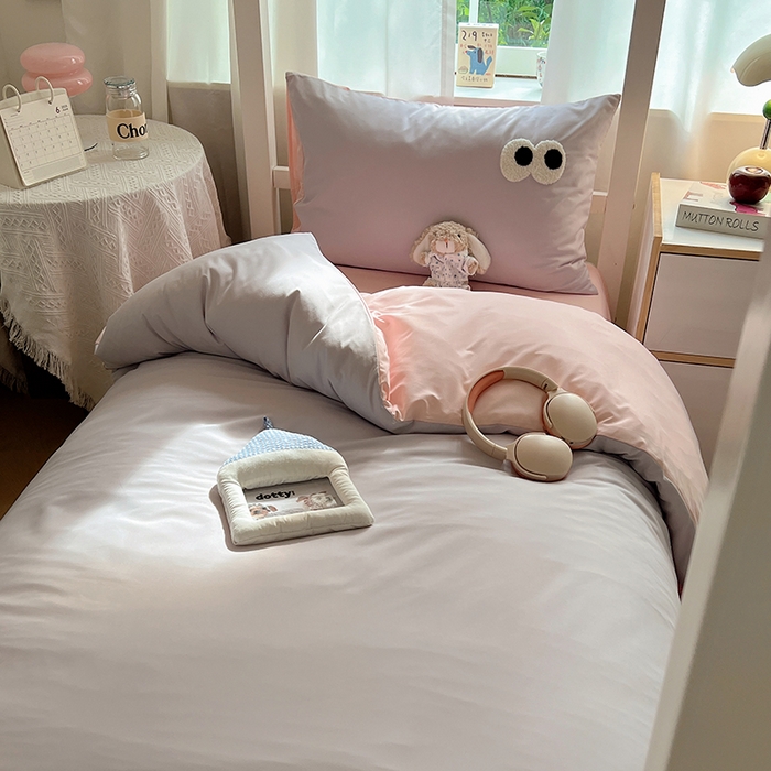 91家纺网 家纺一手货源 找家纺 桃心家居 2025新款A类学生床三件套亲肤舒适软糯云柔水洗棉大眼睛毛巾绣混搭格子撞色系列四件套 云柔水洗棉-大眼葡萄粉桃