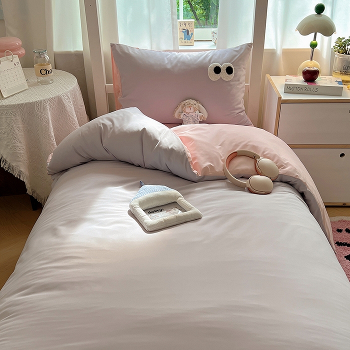 91家纺网 家纺一手货源 找家纺 桃心家居 2025新款A类学生床三件套亲肤舒适软糯云柔水洗棉大眼睛毛巾绣混搭格子撞色系列四件套 云柔水洗棉-大眼葡萄粉桃