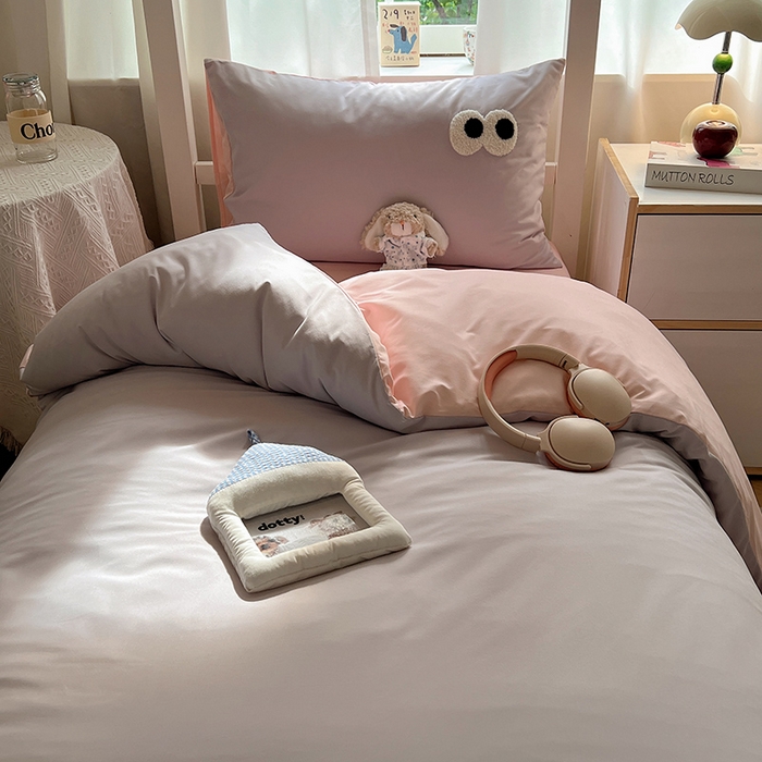 91家纺网 家纺一手货源 找家纺 桃心家居 2025新款A类学生床三件套亲肤舒适软糯云柔水洗棉大眼睛毛巾绣混搭格子撞色系列四件套 云柔水洗棉-大眼葡萄粉桃