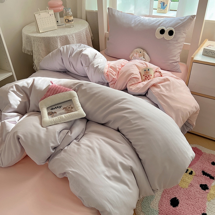 91家纺网 家纺一手货源 找家纺 桃心家居 2025新款A类学生床三件套亲肤舒适软糯云柔水洗棉大眼睛毛巾绣混搭格子撞色系列四件套 云柔水洗棉-大眼葡萄粉桃