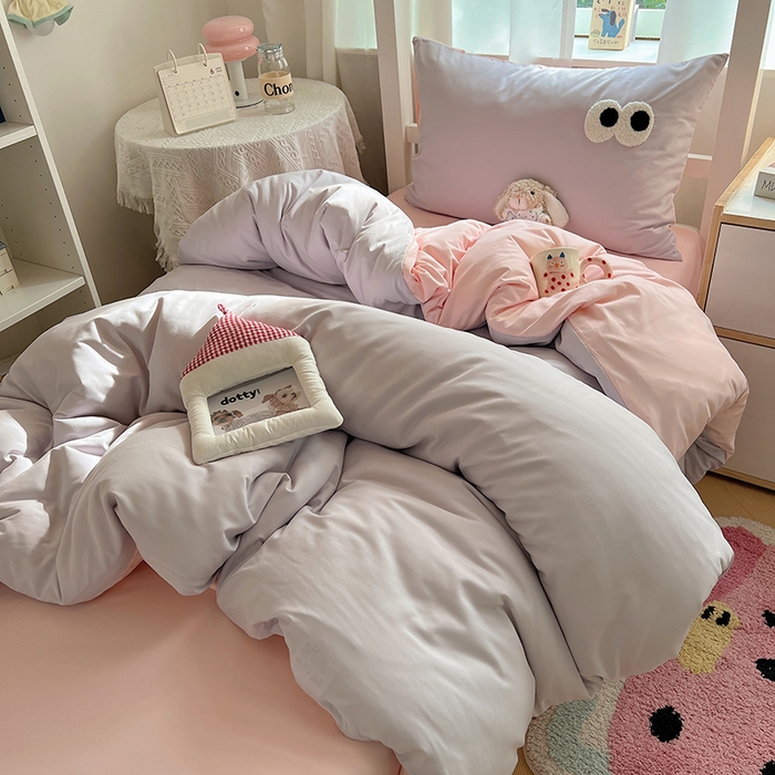 91家纺网 家纺一手货源 找家纺 桃心家居 2025新款A类学生床三件套亲肤舒适软糯云柔水洗棉大眼睛毛巾绣混搭格子撞色系列四件套 云柔水洗棉-大眼葡萄粉桃