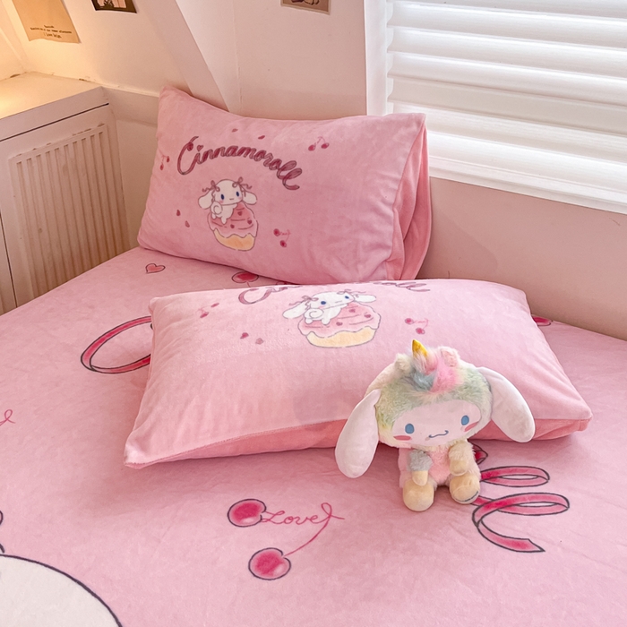 91家纺网 家纺一手货源 找家纺 金爱家 2025新款高克重牛奶绒单品系列保暖床单床笠单件 绒-D樱桃美美大耳狗