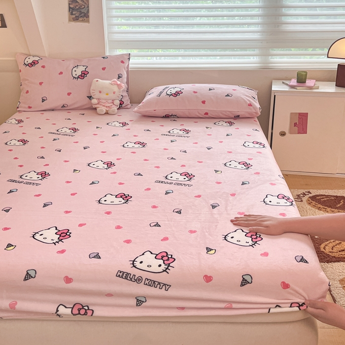 91家纺网 家纺一手货源 找家纺 金爱家 2025新款三丽鸥牛奶绒单品系列床单床笠单件 绒-X粉心甜筒kt