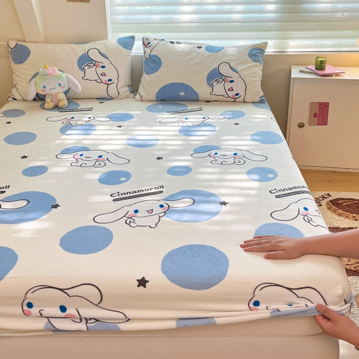 91家纺网 家纺一手货源 找家纺 金爱家 2025新款三丽鸥牛奶绒单品系列床单床笠单件 绒-X蓝色波点玉桂狗