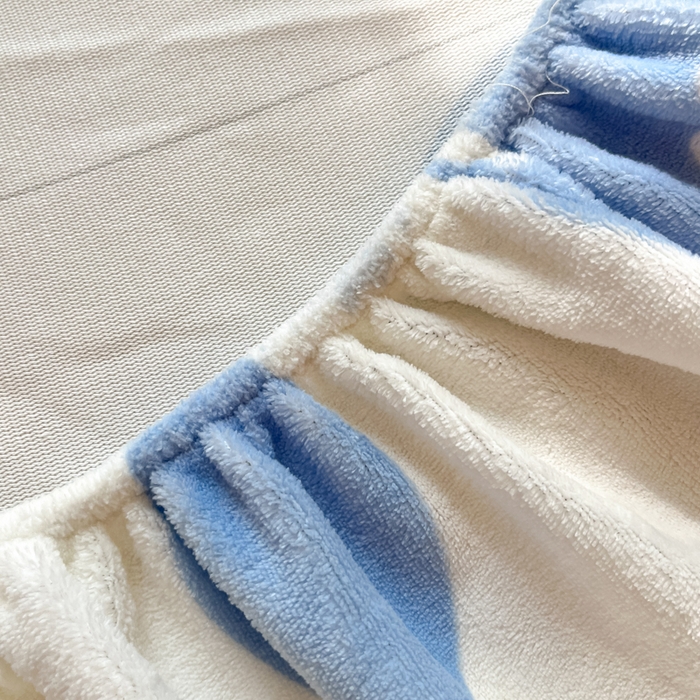 91家纺网 家纺一手货源 找家纺 金爱家 2025新款三丽鸥牛奶绒单品系列床单床笠单件 绒-X蓝色波点玉桂狗