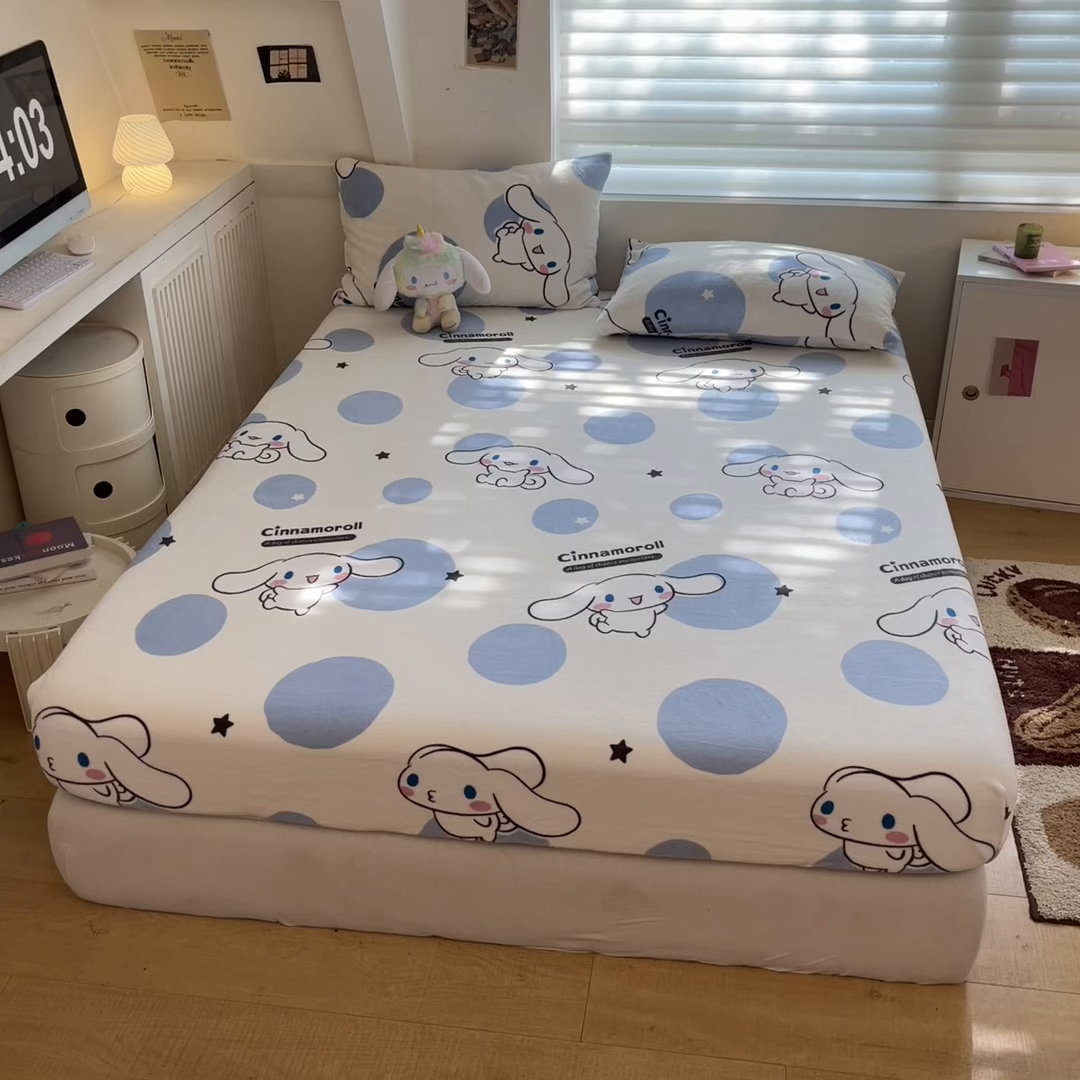 91家纺网 家纺一手货源 找家纺 金爱家 2025新款三丽鸥牛奶绒单品系列床单床笠单件 绒-X蓝色波点玉桂狗