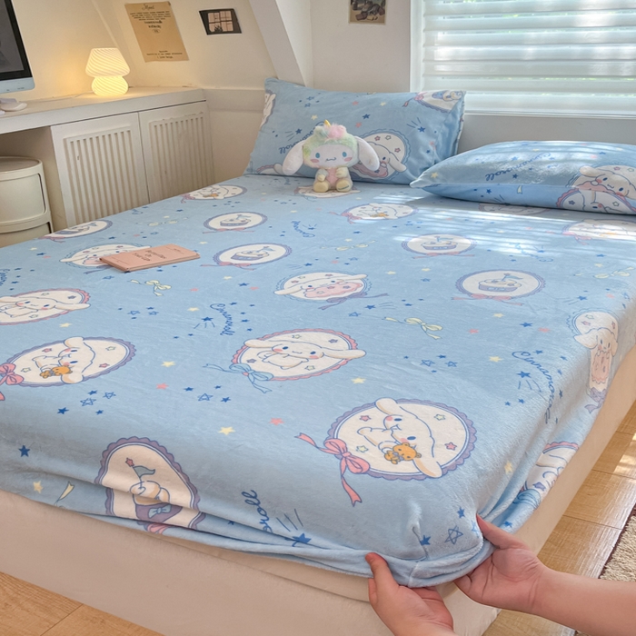 91家纺网 家纺一手货源 找家纺 金爱家 2025新款三丽鸥牛奶绒单品系列床单床笠单件 绒-X星星玉桂狗