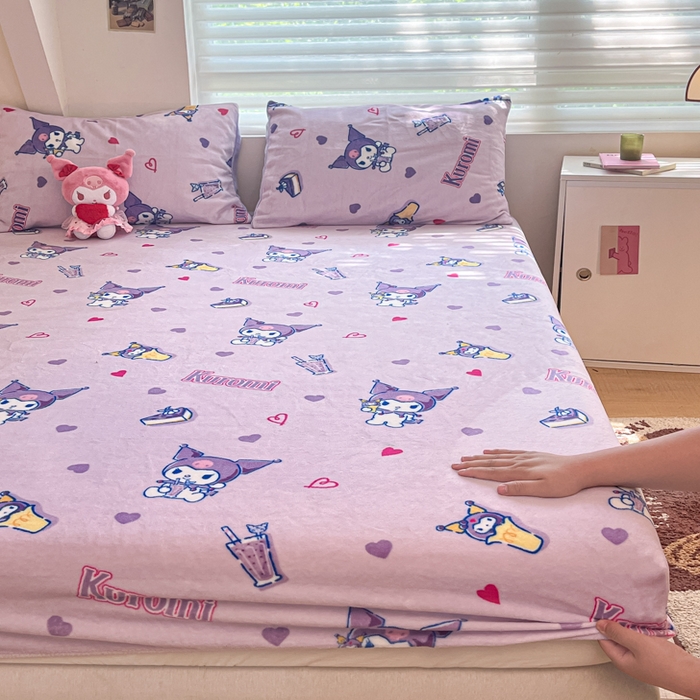 91家纺网 家纺一手货源 找家纺 金爱家 2025新款三丽鸥牛奶绒单品系列床单床笠单件 绒-X紫心库洛米