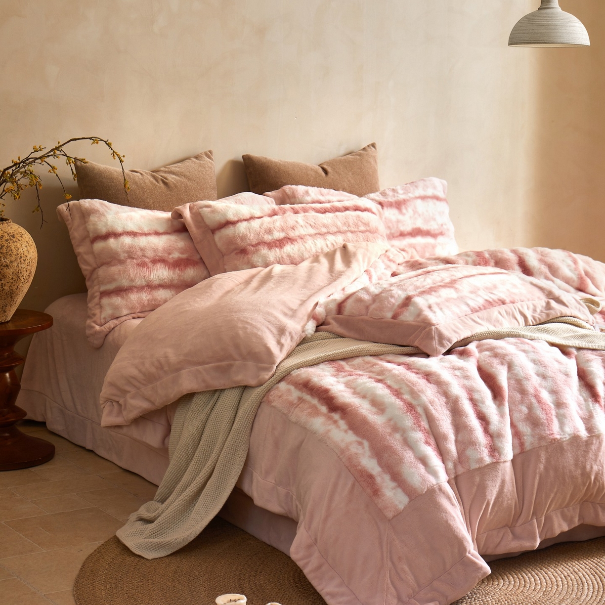 91家纺网 家纺一手货源 找家纺 时亿家居 2025新款360g兔毛绒拼接牛奶绒四件套系列 粉色（蜜桃粉）