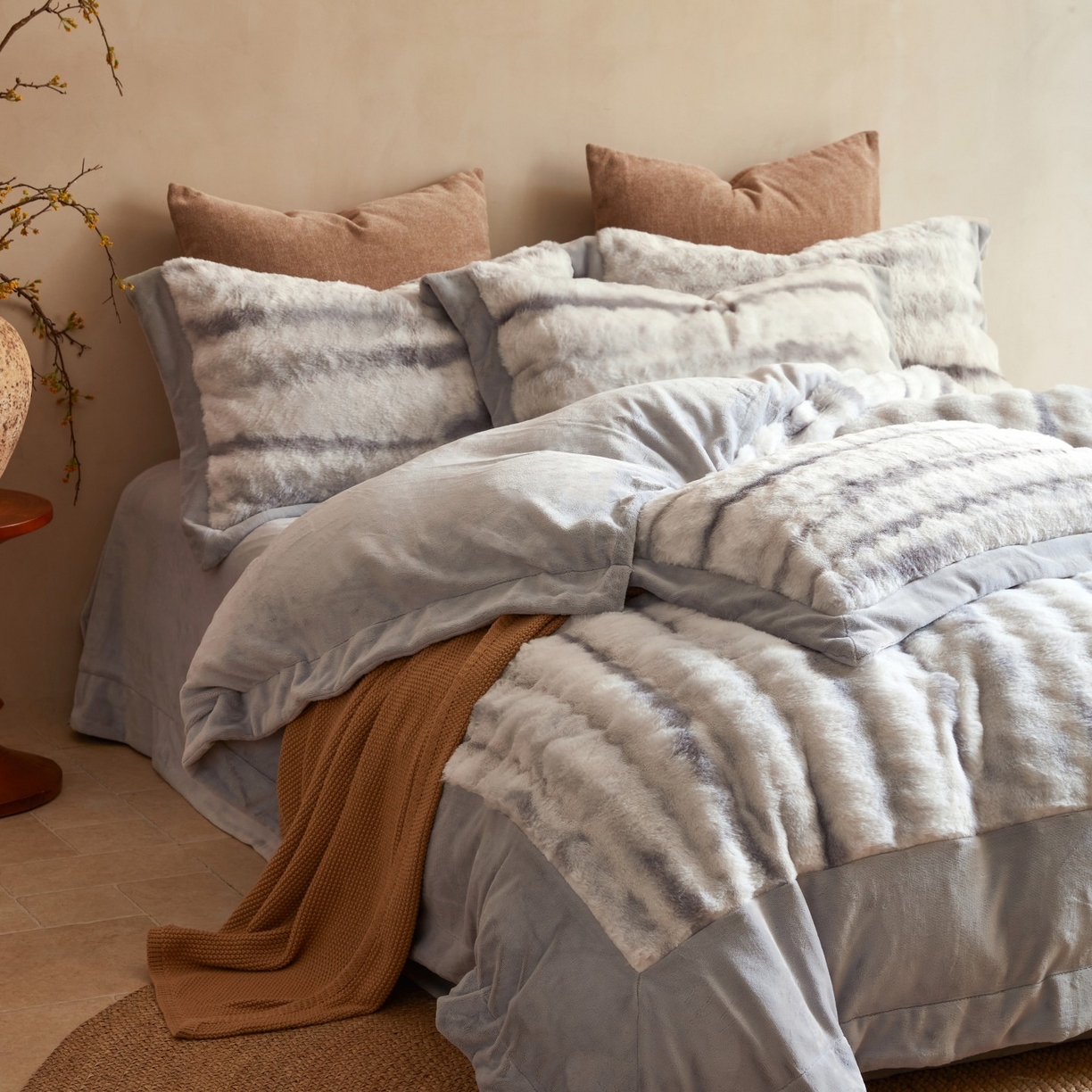 91家纺网 家纺一手货源 找家纺 时亿家居 2025新款360g兔毛绒拼接牛奶绒四件套系列 灰色（暖绒灰）